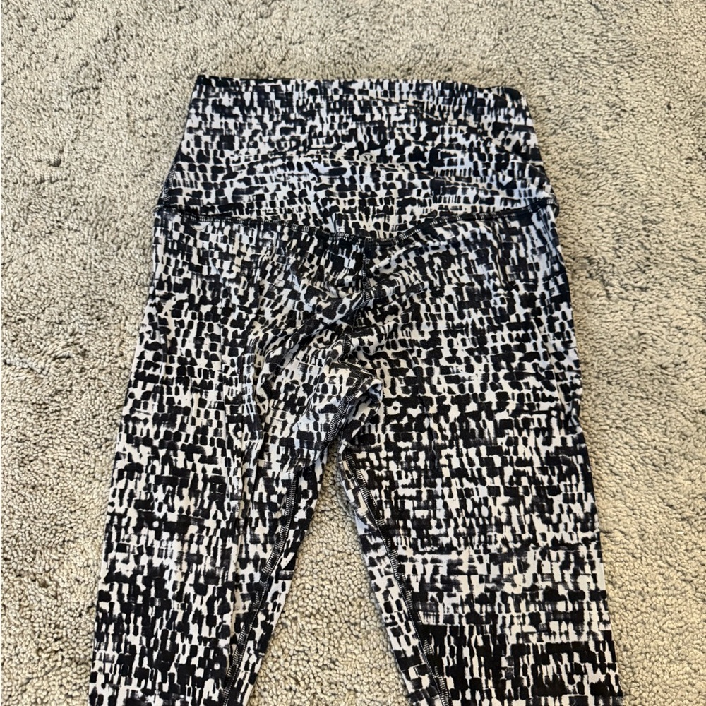 Lululemon black and white Align leggings